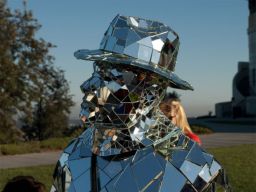 Spiegel man (mirror man) in Los Angeles - geen beeld maar echt een pak
