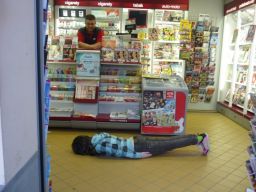 The lying down game - een zogenaamde Internet meme waar de opzet was een foto te laten maken waarop je op een gekke plaats met je gezicht naar beneden licht - erg grappig