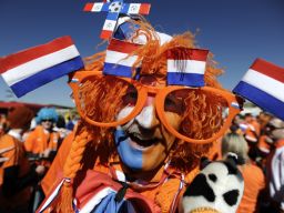 Leuke foto's van Voetbal fans in het oranje en rood wit blauw